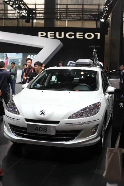 Los Visitantes Observan Dongfeng Peugeot 408 Durante 11ª Exposición Internacional — Foto de Stock