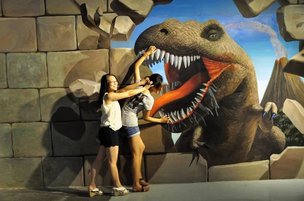 Китайські Відвідувачі Ставлять Покласти Свої Руки Рот Динозаврів Стріляти Під — стокове фото