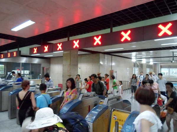 Cestující Procházejí Přes Průniky Stanici Metra Pekingu Číně Července 2013 — Stock fotografie