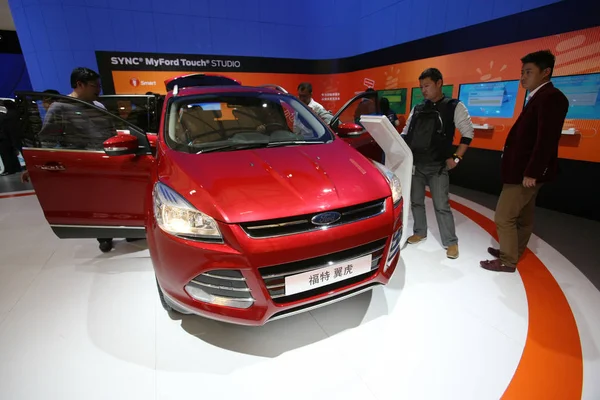 Visitatori Guardano Una Ford Kuga Durante Mostra Internazionale Dell Industria — Foto Stock