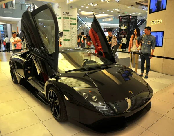 Bezoekers Kijken Naar Een Lamborghini Sportwagen Tijdens Een Tentoonstelling Van — Stockfoto