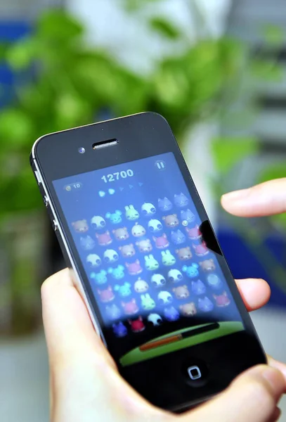 Chinese Resident Plays Mobile Game Wechat Mobile Masseging App Tencent — Stock Photo, Image