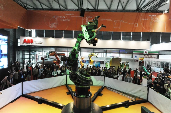 Les Visiteurs Découvrent Robocoaster Fabriqué Par Kuka Robot Group Lors — Photo