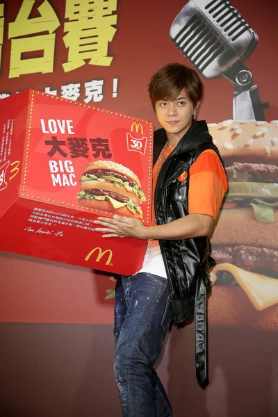 Cantor Taiwanês Show Luo Posa Com Uma Caixa Big Mac — Fotografia de Stock