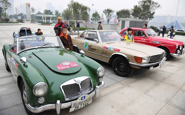 Jovens Visitantes Chineses Posam Com Carros Antigos Temporizador Outras Marcas — Fotografia de Stock