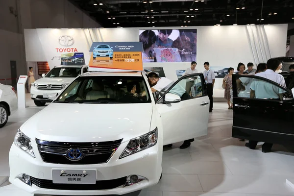 Los Visitantes Son Vistos Stand Toyota Durante Una Exposición Automóviles —  Fotos de Stock