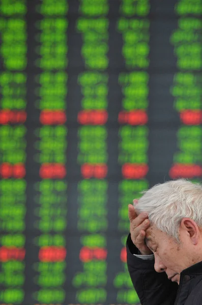 2012 日東中国安徽省阜陽の証券の家で株価 価格の落下のための緑 を見て中国投資家 — ストック写真