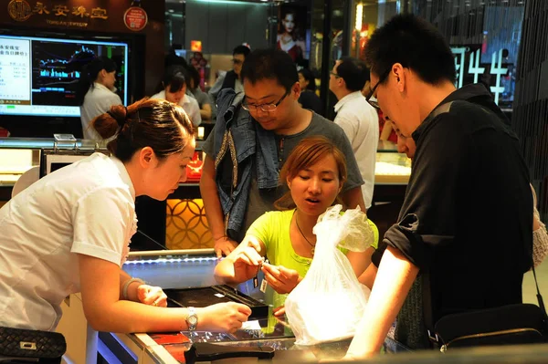2013年10月4日 中国上海国庆长假期间 顾客在南京路购物街的一家商场购物 — 图库照片