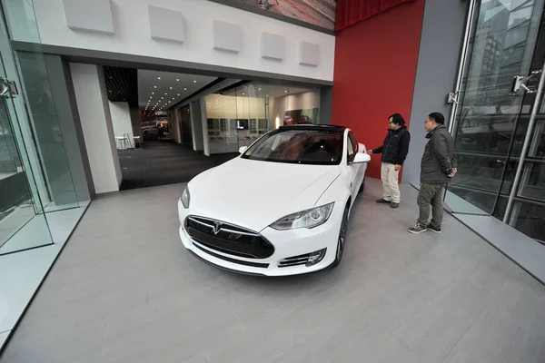 Visitors Look White Model Electric Car Display Tesla Store Beijing — Stock Photo, Image