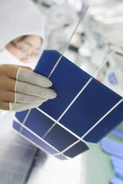 2010년 장쑤성 난퉁의 실험실에서 직원이 태양광 패널을 — 스톡 사진