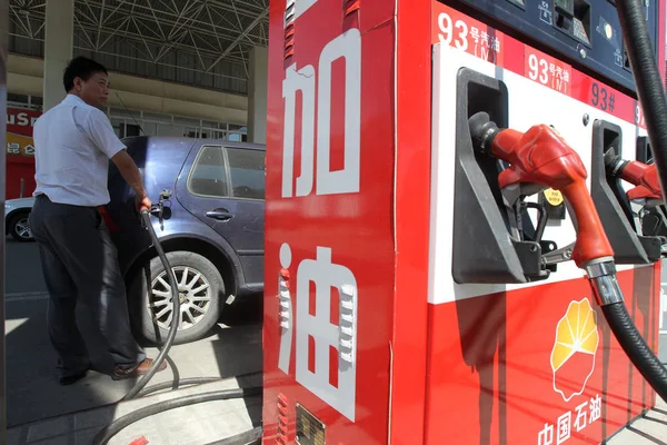 Autista Rifornisce Sua Auto Una Stazione Servizio Della Cnpc China — Foto Stock