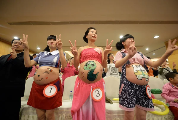 Mamele Așteptate Pozează Picturi Umflăturile Bebelușului Lor Spital Din Chongqing — Fotografie, imagine de stoc