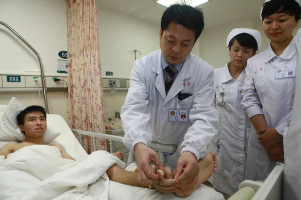 Ένας Κινέζος Γιατρός Τρίτος Δεξιά Εξετάζει Δεξί Χέρι Που Επισυνάπτεται — Φωτογραφία Αρχείου