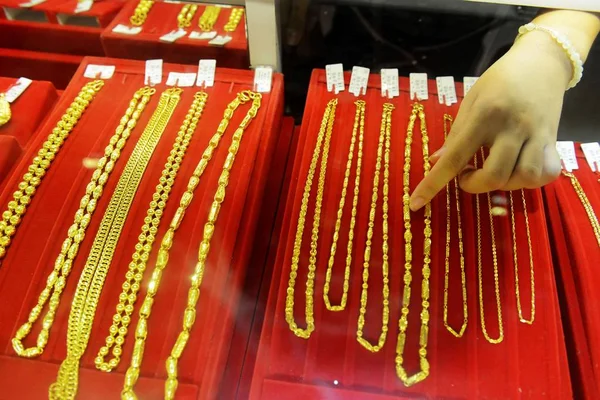 Fil Kinesiska Kontorist Sätter Guldhalsband Till Disk Guld Butik Qingdao — Stockfoto