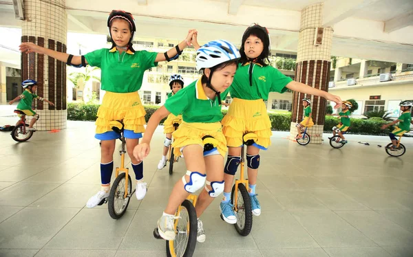 Junge Studenten Einer Grundschule Treten Gemeinsam Auf Einrädern Auf Bevor — Stockfoto