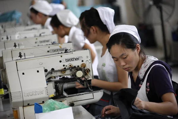 Женщины Китаянки Шьют Одежду Экспорта Европейский Союз Швейной Фабрике Городе — стоковое фото