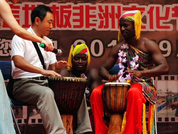 Chinese Man Left Learns Play Drum African Drummer African Culture — Stock Photo, Image