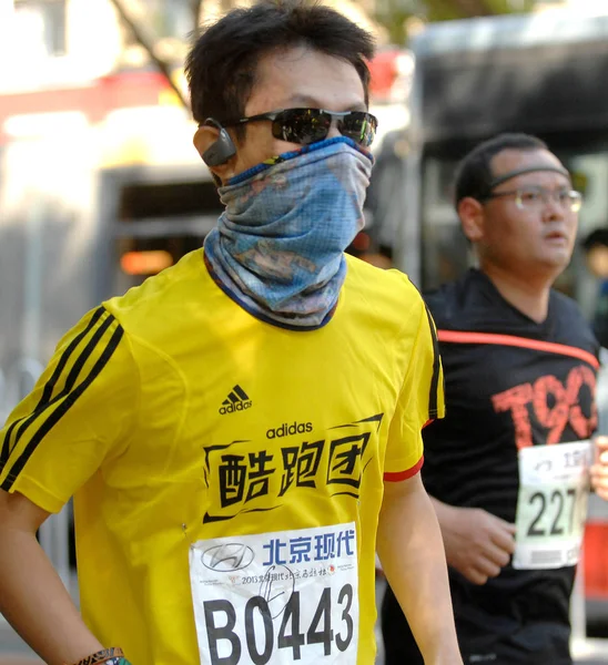 Coureur Masqué Fait Jogging Lors Marathon International Pékin 2013 Pékin — Photo