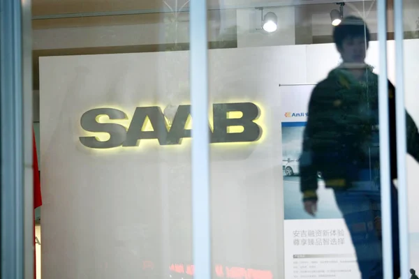 Kinesisk Anställd Går Förbi Skylt Saab Saab Återförsäljare Shanghai Kina — Stockfoto