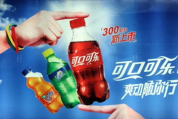 Μια Διαφήμιση Για Κόκα Κόλα Σπράιτ Και Φάντα Αναψυκτικά Της — Φωτογραφία Αρχείου