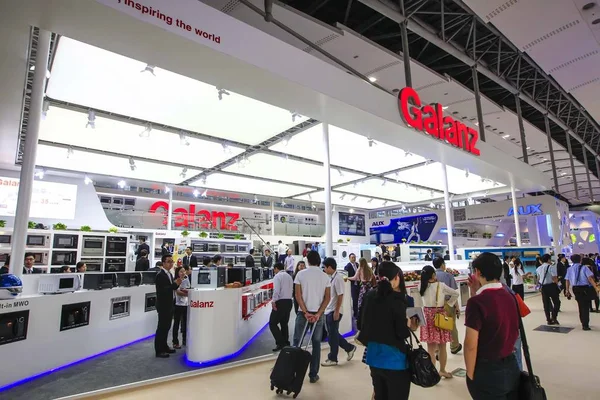 Pessoas Visitam Estande Galanz Durante 114Th China Import Export Fair — Fotografia de Stock