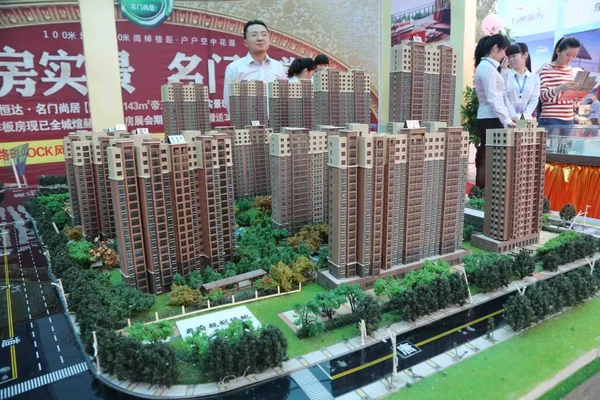 2013年9月15日 中国中部河南省许昌市举行的房地产交易会上 中国购房者正在查看住宅公寓楼的模型 — 图库照片