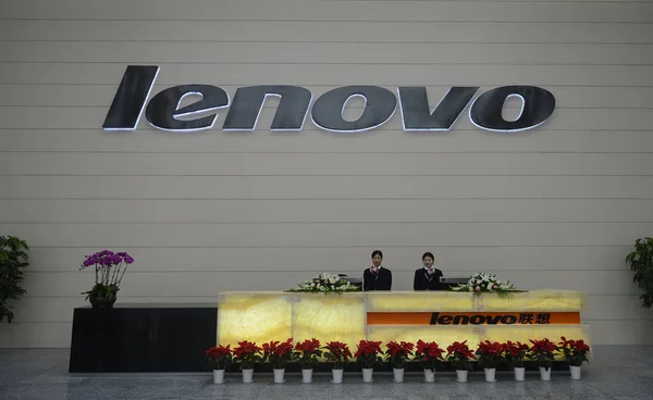 Китайські Працівники Розглядаються Стійці Реєстрації Lenovo Midh Ухань Операційний Центр — стокове фото