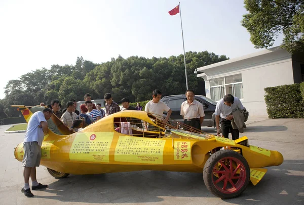 Yoldan Geçenler Wuhan Şehrinde Huazhong Bilim Teknoloji Üniversitesi Önünde Bir — Stok fotoğraf