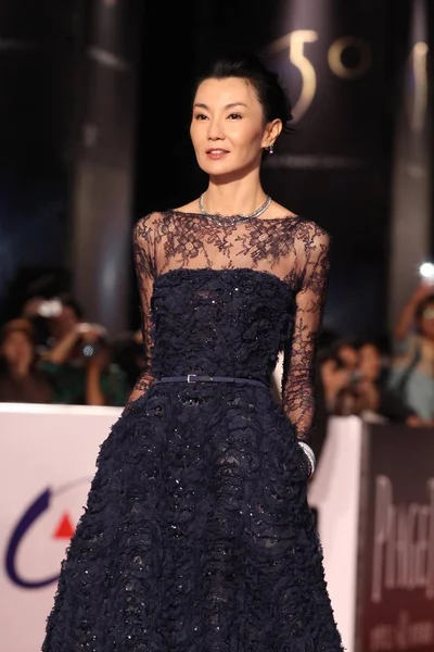 香港女演员张曼玉出席2013年11月23日在台湾台北举行的第50届金马颁奖典礼时 在红地毯上摆姿势 — 图库照片