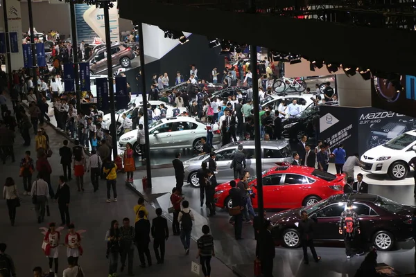 2013年11月22日 在中国广东省南部广州市举行的第十一届中国 国际汽车展览会 2013 游客聚集在马自达的展台上 — 图库照片