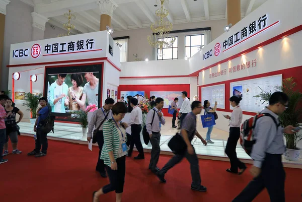 Відвідувачі Пройти Повз Стенд Промислового Комерційного Банку Китаю Icbc Пекіні — стокове фото