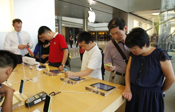 Kunden Testen Iphone Smartphones Einem Apple Store Shanghai China Dezember — Stockfoto
