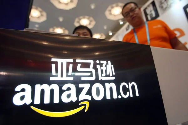 Anställda Ses Monter Amazon Utställning Shanghai Kina Augusti 2013 — Stockfoto