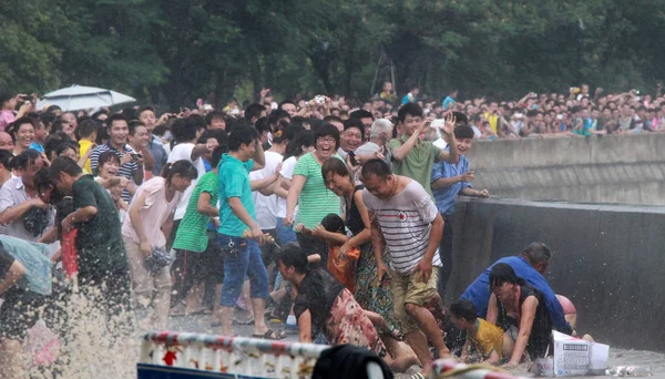 2013年9月21日 浙江省杭州市钱塘江岸边的潮水冲过一道屏障 游客们淋湿了 — 图库照片