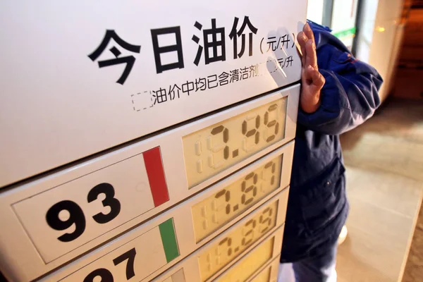 Ein Chinesischer Arbeiter Aktualisiert Die Kraftstoffpreise Vor Mitternacht Einer Tankstelle — Stockfoto