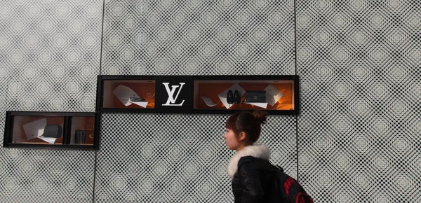 Una Niña Pasa Por Escaparate Louis Vuitton Ciudad Suzhou Este — Foto de Stock