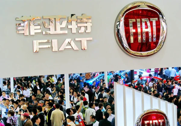 Los Visitantes Llenan Stand Fiat Durante Exposición Internacional Industria Automotriz — Foto de Stock