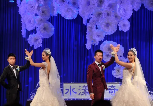 Chinas Sincronizadas Gemelas Nadadoras Sus Maridos Posan Día Matrimonio Chengdu — Foto de Stock