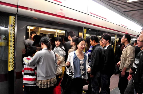 File Los Pasajeros Suben Bajan Tren Subterráneo Una Estación Metro — Foto de Stock