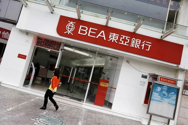 Pedestre Passa Por Uma Filial Banco Ásia Oriental Bea Xiamen — Fotografia de Stock