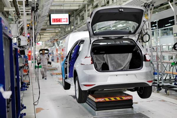 Trabajador Chino Visto Una Línea Montaje Nueva Planta Faw Volkswagen — Foto de Stock