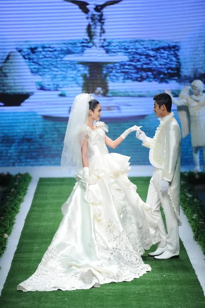 Μοντέλα Εμφανίζονται Νέες Δημιουργίες Στην Επίδειξη Μόδας Φόρεμα Γάμου Tsaimeiyue — Φωτογραφία Αρχείου