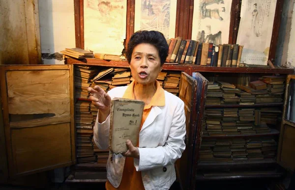 Miembro Familia Lin Daozhi Habla Sosteniendo Libro Inglés Que Familia — Foto de Stock