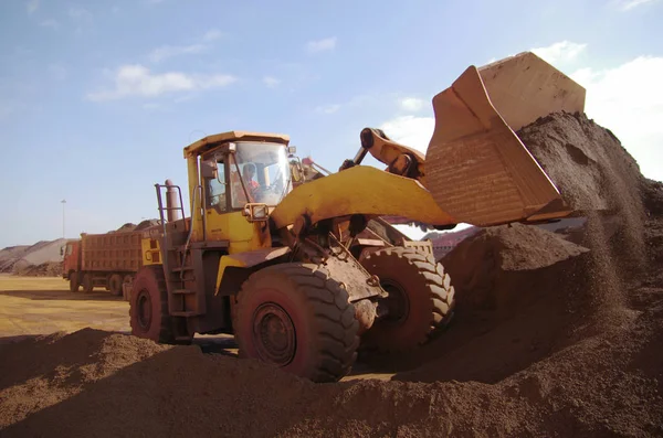 Buldozer Uvolní Železnou Rudu Přístavu Rizhao Rizhao Provincii Východní Chinas — Stock fotografie