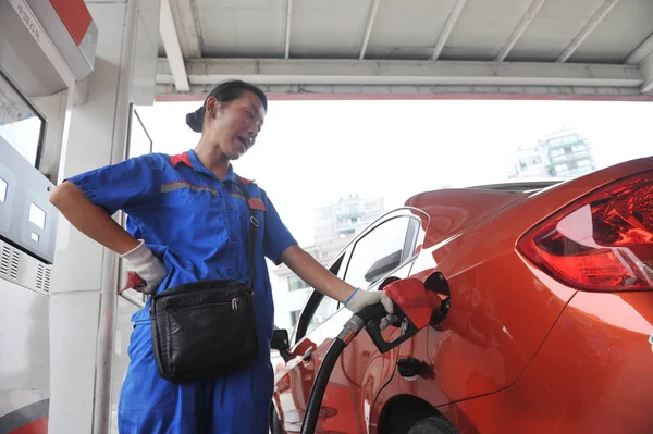 Employé Fait Plein Une Voiture Dans Une Station Service Sinopec — Photo