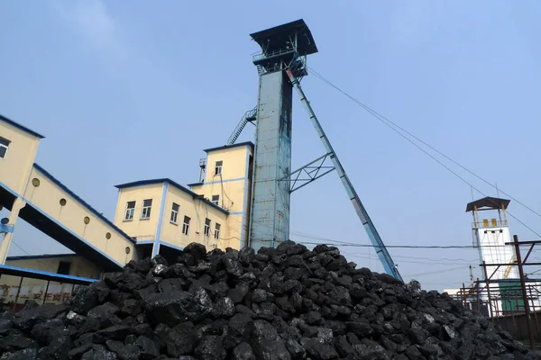 2013年10月13日 中国中部安寧省華北市の炭鉱で 高いデリックが描かれている — ストック写真