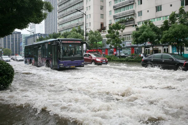 Pojazdy Podróży Zalanych Drogach Ulewnych Deszczów Spowodowanych Przez Typhoon Fitow — Zdjęcie stockowe
