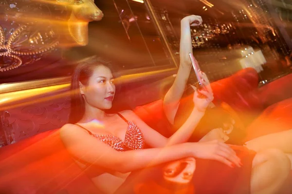 Chinese Model Chen Zijia Front Takes Selfie Her Smartphone Break — Stock Photo, Image