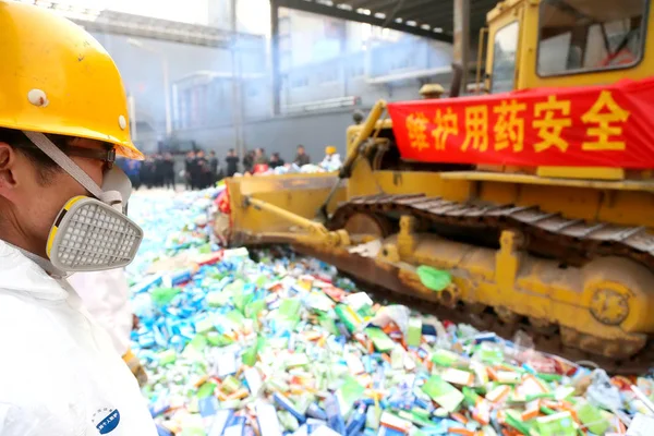 Maskerade Arbetare Titta Bulldozer Förstör Falsk Medicin Fabrik Peking Kina — Stockfoto
