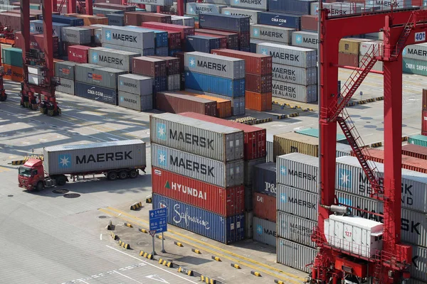 Camión Contenedores Pasa Por Pilas Contenedores Maersk Otros Cargadores Una — Foto de Stock